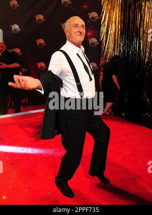 Photo du dossier datée du 03/09/2013 de Len Goodman arrivant pour le Strictly Come Dancing Photocall à Elstree Studios, Londres. L'ancien juge de danse à strictement venir est décédé à l'âge de 78 ans, a dit son agent. Date de publication : lundi 24 avril 2023. Banque D'Images