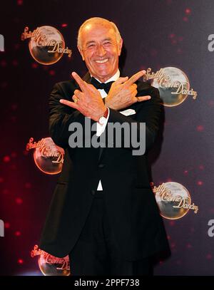 Photo du dossier datée du 03/09/2013 de Len Goodman arrivant pour le Strictly Come Dancing Photocall à Elstree Studios, Londres. L'ancien juge de danse à strictement venir est décédé à l'âge de 78 ans, a dit son agent. Date de publication : lundi 24 avril 2023. Banque D'Images