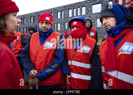 PIJNACKER - les employés d'un centre de distribution Albert Heijn se réunissent pour s'inscrire à une grève. La grève, organisée par les syndicats CNV et FNV, après l'expiration d'un ultimatum précédent, pourrait signifier que les supermarchés AH ne sont plus approvisionnés et que des étagères vides sont créées. ANP RAMON VAN FLYMEN pays-bas sortie - belgique sortie Banque D'Images