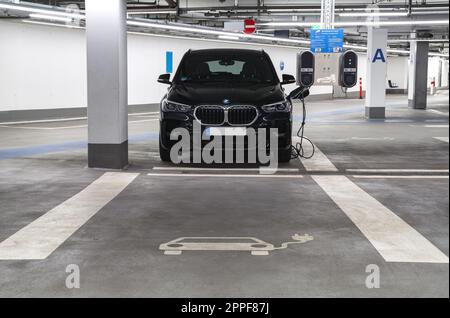 BMW X5 SUV dans un parking souterrain avec chargeurs BMW Banque D'Images