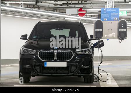 BMW X5 SUV dans un parking souterrain avec chargeurs BMW Banque D'Images