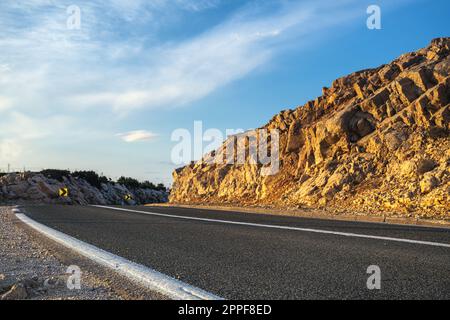 Une route asphaltée passant devant un magnifique point de vue sur l'île de Pag, Croatie. Banque D'Images