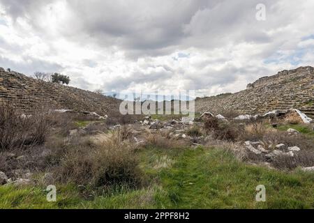 Le stade d'Aphrodisias, en Turquie, est une structure remarquable et bien préservée qui remonte à l'époque romaine. Avec une capacité de 30 000 personnes, c'était l'un des plus grands stades du monde antique et a joué un rôle essentiel dans la vie sportive et culturelle de la ville. Banque D'Images