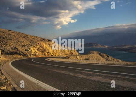 Une route asphaltée passant devant un magnifique point de vue sur l'île de Pag, Croatie. Banque D'Images