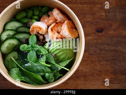 saladier avec avocat aux crevettes et épinards Banque D'Images