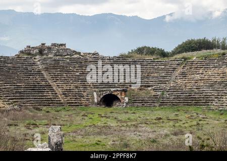 Le stade d'Aphrodisias, en Turquie, est une structure remarquable et bien préservée qui remonte à l'époque romaine. Avec une capacité de 30 000 personnes, c'était l'un des plus grands stades du monde antique et a joué un rôle essentiel dans la vie sportive et culturelle de la ville. Banque D'Images