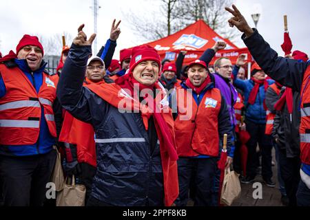 PIJNACKER - les employés d'un centre de distribution Albert Heijn se réunissent pour s'inscrire à une grève. La grève, organisée par les syndicats CNV et FNV, après l'expiration d'un ultimatum précédent, pourrait signifier que les supermarchés AH ne sont plus approvisionnés et que des étagères vides sont créées. ANP RAMON VAN FLYMEN pays-bas sortie - belgique sortie Banque D'Images