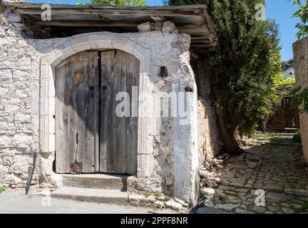 Les portes rustiques traditionnelles d'une propriété dans le village de Lania, district de Limassol, Chypre Banque D'Images