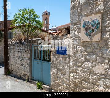 Les portes rustiques traditionnelles d'une propriété dans le village de Lania, district de Limassol, Chypre Banque D'Images