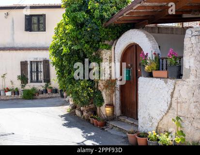 Les portes rustiques traditionnelles d'une propriété dans le village de Lania, district de Limassol, Chypre Banque D'Images