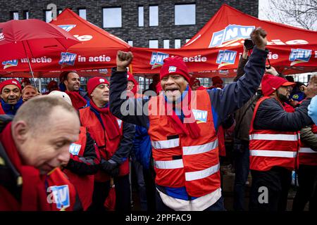 PIJNACKER - les employés d'un centre de distribution Albert Heijn se réunissent pour s'inscrire à une grève. La grève, organisée par les syndicats CNV et FNV, après l'expiration d'un ultimatum précédent, pourrait signifier que les supermarchés AH ne sont plus approvisionnés et que des étagères vides sont créées. ANP RAMON VAN FLYMEN pays-bas sortie - belgique sortie Banque D'Images