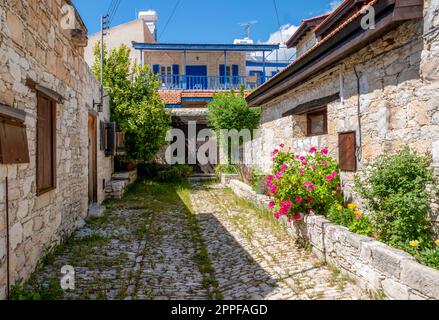 Authentique rue pavée, village de Lania, quartier de Limassol, Chypre Banque D'Images