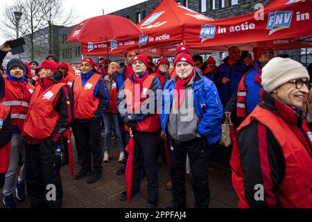 PIJNACKER - les employés d'un centre de distribution Albert Heijn se réunissent pour s'inscrire à une grève. La grève, organisée par les syndicats CNV et FNV, après l'expiration d'un ultimatum précédent, pourrait signifier que les supermarchés AH ne sont plus approvisionnés et que des étagères vides sont créées. ANP RAMON VAN FLYMEN pays-bas sortie - belgique sortie Banque D'Images