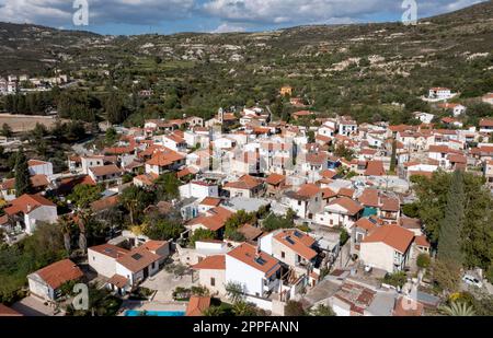 Vue aérienne du village de Lania situé dans les contreforts des montagnes de Troodos, district de Limassol, Chypre Banque D'Images