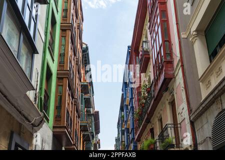 Rues étroites avec balcons colorés, vue sur l'angle, Bilbao, Espagne Banque D'Images