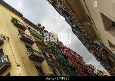 Rues étroites avec balcons colorés, vue sur l'angle, Bilbao, Espagne Banque D'Images