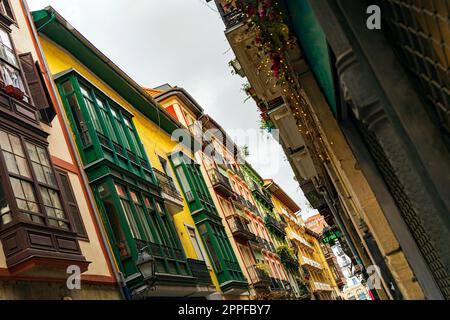 Rues étroites avec balcons colorés, vue sur l'angle, Bilbao, Espagne Banque D'Images
