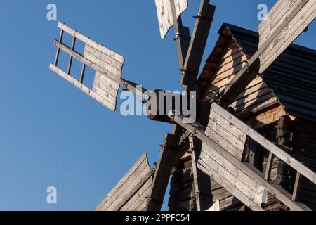 Gros plan de l'ancien moulin à vent ukrainien contre le ciel bleu Banque D'Images