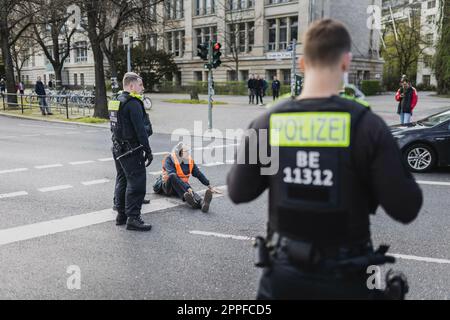 Berlin, Allemagne. 24th avril 2023. Un activiste du mouvement de protestation 'dernière génération' lors d'une action de blocage dans la rue Ernst-Reuter-Platz à Berlin, 24 avril 2023. Le mouvement a annoncé d'autres manifestations et blocages. Credit: dpa/Alay Live News Banque D'Images