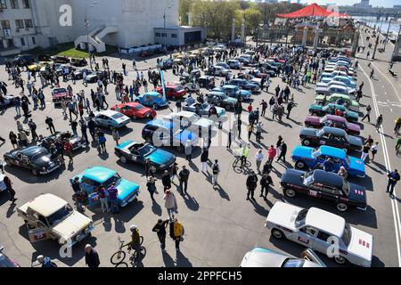 Moscou, Russie. 23rd avril 2023. Les gens regardent les voitures rétro pendant le rallye de voitures rétro 'Stolitsa' à Moscou, en Russie, sur 23 avril 2023. Credit: Alexander Zemlianichenko Jr/Xinhua/Alay Live News Banque D'Images