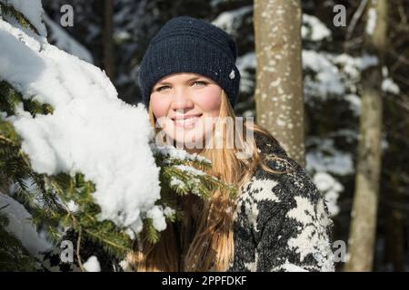 Gros plan d'une adolescente heureuse en hiver, Bavière, Allemagne Banque D'Images