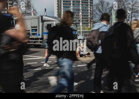 Berlin, Allemagne. 24th avril 2023. Un militant du mouvement de protestation 'dernière génération' est coupé par la police après une action de blocage de la rue Ernst-Reuter-Platz à Berlin, 24 avril 2023. Le mouvement a annoncé d'autres manifestations et blocages. Credit: dpa/Alay Live News Banque D'Images