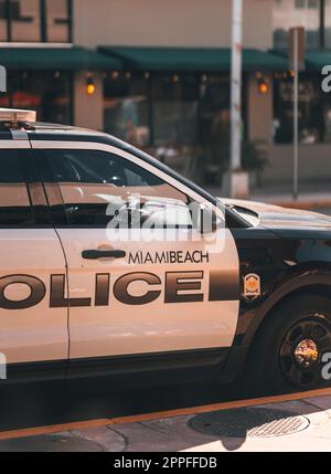 Voiture de police dans la rue Miami Beach Banque D'Images