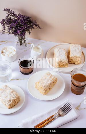 gâteau fait maison composé de plusieurs couches et de crème Banque D'Images