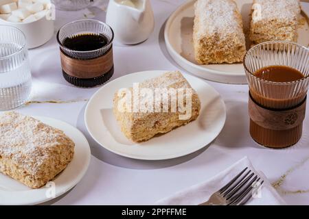 gâteau fait maison composé de plusieurs couches et de crème Banque D'Images