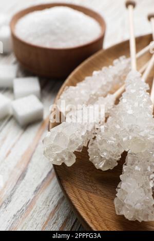 Différents types de sucre sur table en bois blanc, gros plan Banque D'Images