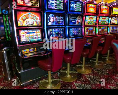 Miami, États-Unis - 29 avril 2022 : intérieur des machines à sous dans le casino de jeu à bord du nouveau bateau de croisière ou du nouveau fleuron de MSC Seashore Banque D'Images