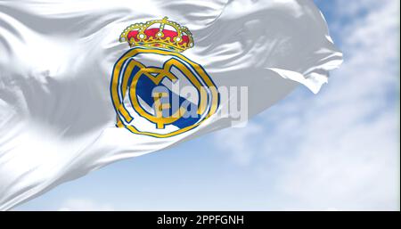 Le drapeau du Real Madrid agitant dans le vent par temps clair Banque D'Images