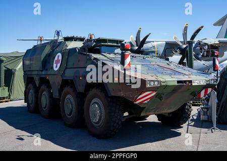 BERLIN, ALLEMAGNE - 23 JUIN 2022 : véhicule blindé de combat GTK Boxer BAT (transport médical). Exposition ILA Berlin Air Show 2022 Banque D'Images