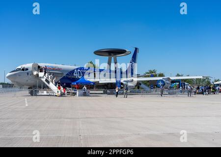 BERLIN, ALLEMAGNE - 23 JUIN 2022 : l'avion militaire Boeing E-3a Sentry AWACS. Couleurs spéciales Livery OTAN 40 ans anniversaire. Exposition ILA Berlin Air Show 2022 Banque D'Images