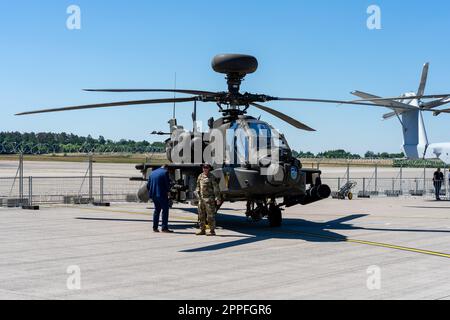 BERLIN, ALLEMAGNE - 23 JUIN 2022 : hélicoptère d'attaque Boeing AH-64D Apache Longbow. Armée AMÉRICAINE. Exposition ILA Berlin Air Show 2022 Banque D'Images