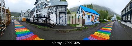 Seydisfjordur, Islande - 23 juin 2022 : la célèbre route arc-en-ciel à Seydisfjordur avec des bâtiments islandais autour d'œuvres d'art peints murs. Banque D'Images