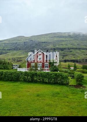 Seydisfjordur, Islande - 23 juin 2022 : la célèbre ville de Seydisfjordur avec quelques bâtiments typiques islandais. Banque D'Images