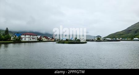 Seydisfjordur, Islande - 23 juin 2022 : la célèbre ville de Seydisfjordur avec quelques bâtiments typiques islandais. Banque D'Images