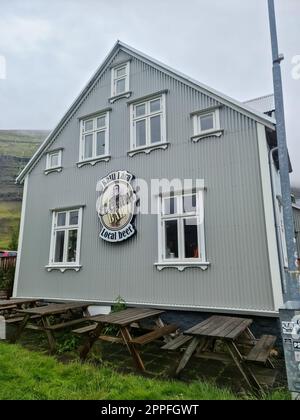 Seydisfjordur, Islande - 23 juin 2022 : la célèbre ville de Seydisfjordur avec quelques bâtiments typiques islandais. Banque D'Images