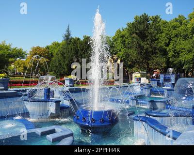 Subotica, Serbie 12 septembre 2021. Fontaine bleue sur la place à côté de la mairie. Pièces en céramique bleue avec monogrammes. Une fontaine de travail avec des éclaboussures d'eau. Journée ensoleillée d'été au bord de l'eau bleue Banque D'Images