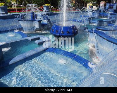 Subotica, Serbie 12 septembre 2021. Fontaine bleue sur la place à côté de la mairie. Pièces en céramique bleue avec monogrammes. Une fontaine de travail avec des éclaboussures d'eau. Journée ensoleillée d'été au bord de l'eau bleue Banque D'Images