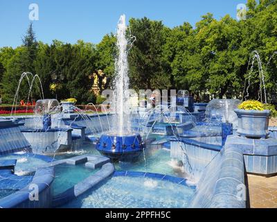 Subotica, Serbie 12 septembre 2021. Fontaine bleue sur la place à côté de la mairie. Pièces en céramique bleue avec monogrammes. Une fontaine de travail avec des éclaboussures d'eau. Journée ensoleillée d'été au bord de l'eau bleue Banque D'Images