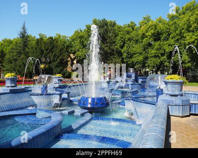 Subotica, Serbie 12 septembre 2021. Fontaine bleue sur la place à côté de la mairie. Pièces en céramique bleue avec monogrammes. Une fontaine de travail avec des éclaboussures d'eau. Journée ensoleillée d'été au bord de l'eau bleue Banque D'Images