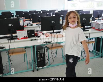 Sremska Mitrovica, Serbie, 15 mai 2021 Groupe d'ordinateurs soigneusement placé dans un laboratoire informatique. Ordinateurs, moniteurs, fils dans la salle de classe moderne de la nouvelle école. Pupitres scolaires pour élèves et étudiants Banque D'Images