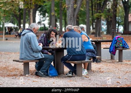 Belgrade, Serbie - 20 septembre 2019: Les personnes jouant aux échecs dans le parc public de Kalemegdan Banque D'Images