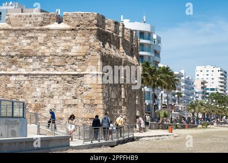 Larnaca, Chypre - 16 avril 2022: Groupe de touristes devant le château de Larnaca Banque D'Images