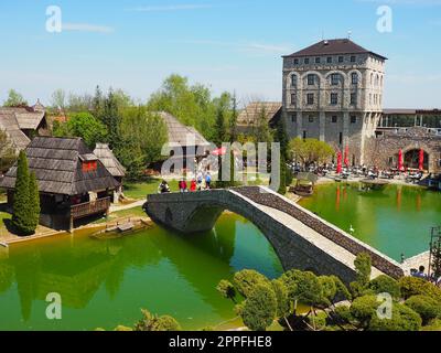 Stanisici, Bijelina, Republika Srpska, Bosnie-Herzégovine April25 2021 Village ethno, tourisme et attractions. Bâtiments en pierre et en bois de l'hôtel. Les gens visitent le restaurant, les maisons traditionnelles Banque D'Images