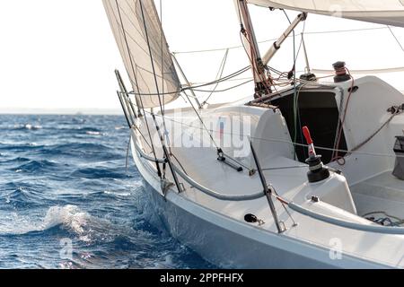 Gros plan d'un yacht sportif naviguant dans le vent Banque D'Images