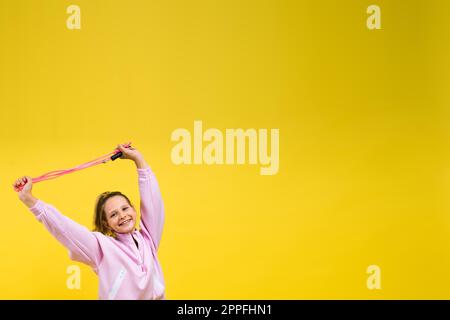 Adorable femme enfant avec saut à la corde dans le studio Banque D'Images