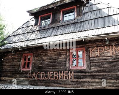 Stanisici, Bijelina, Bosnie-Herzégovine, 25 avril 2021. Ferme de village en rondins. Habitation traditionnelle de montagne bosniaque du 19e siècle. Bâtiment ethno restauré, instruments du travail agricole. Banque D'Images